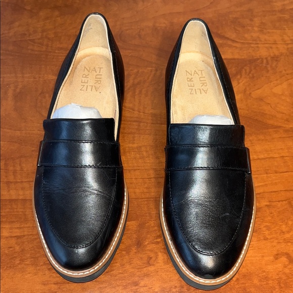 Naturalizer Adiline Black Leather Loafers NWOT 8.5 - Picture 2 of 9